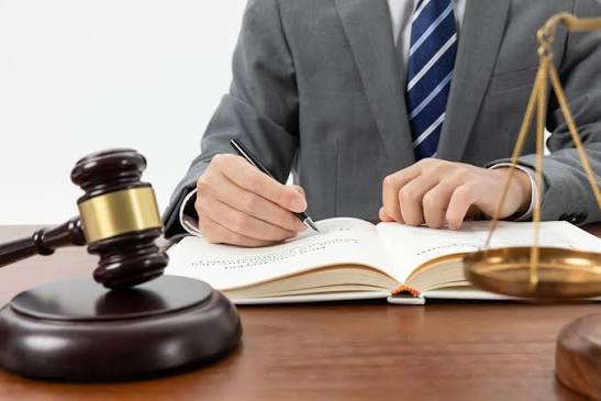 Податковий адвокат в Україні: що він робить і як може допомогти